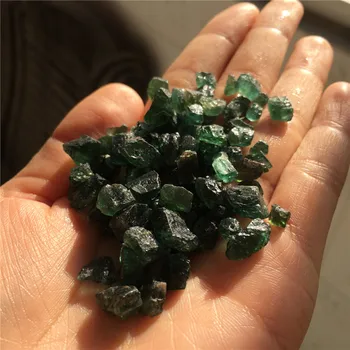 100 г рядък висококачествен натурален зелен апатит непреработена скъпоценности, лечебни кристали малкия размер на чакъл за бижута направи си САМ начало декор