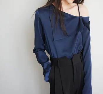 Тъмно синя асиметрична яка с открити рамене, риза с дълъг ръкав, Сатен матова текстура, модерни и елегантни дамски ризи